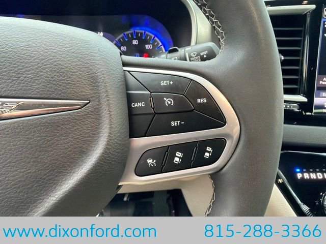Used 2023 Chrysler Pacifica Touring-L FWD image 16