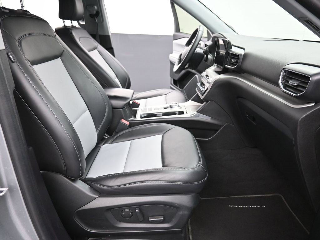 Certified 2022 Ford Explorer XLT w/ Equipment Group 202A image 27