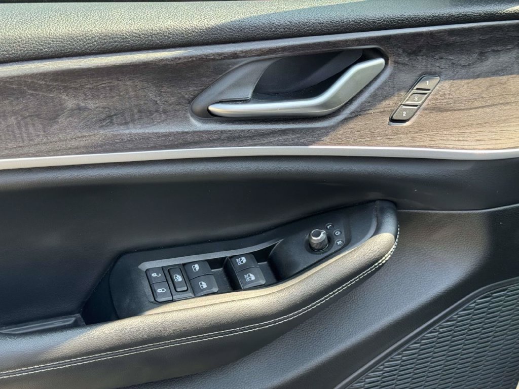 Used 2023 Jeep Grand Cherokee Limited AWD/4WD image 19