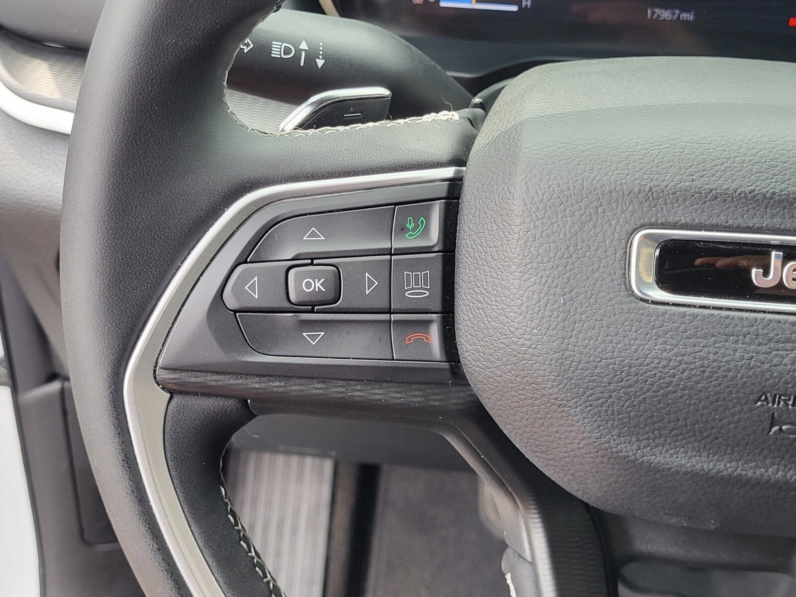 Used 2025 Jeep Grand Cherokee L Laredo image 28