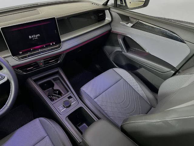 Used 2025 Volkswagen Tiguan SE w/ Panoramic Sunroof Package AWD/4WD image 11