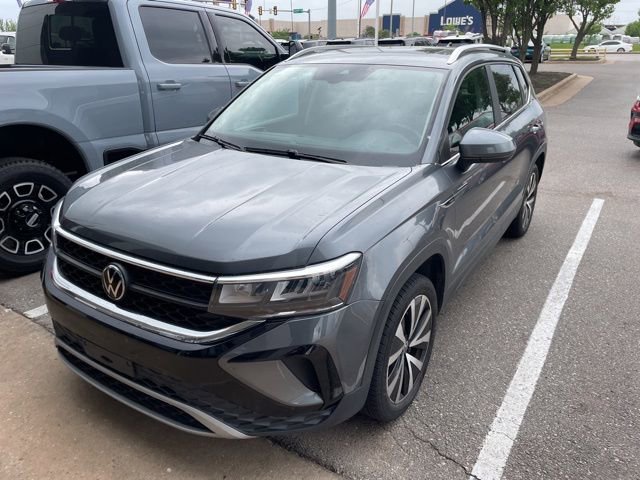 Used 2023 Volkswagen Taos SE FWD image 2