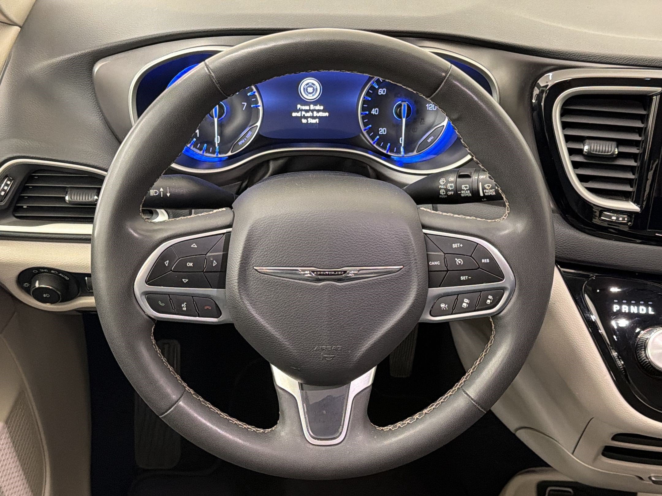 Used 2023 Chrysler Pacifica Touring-L FWD image 11