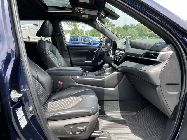 Used 2022 Toyota Highlander XSE AWD/4WD image 32