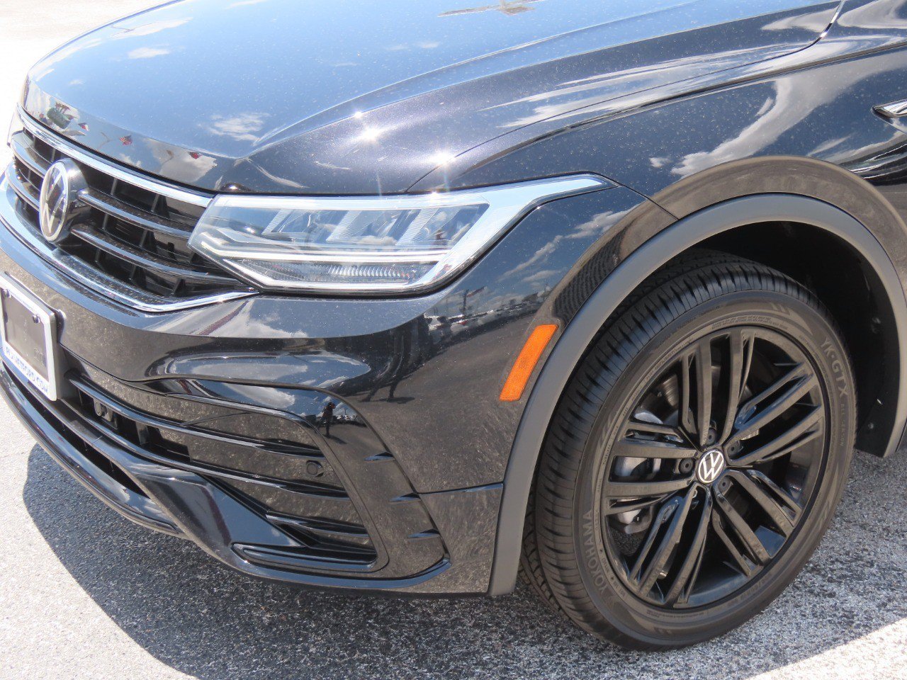 Used 2022 Volkswagen Tiguan SE R-Line AWD/4WD image 3