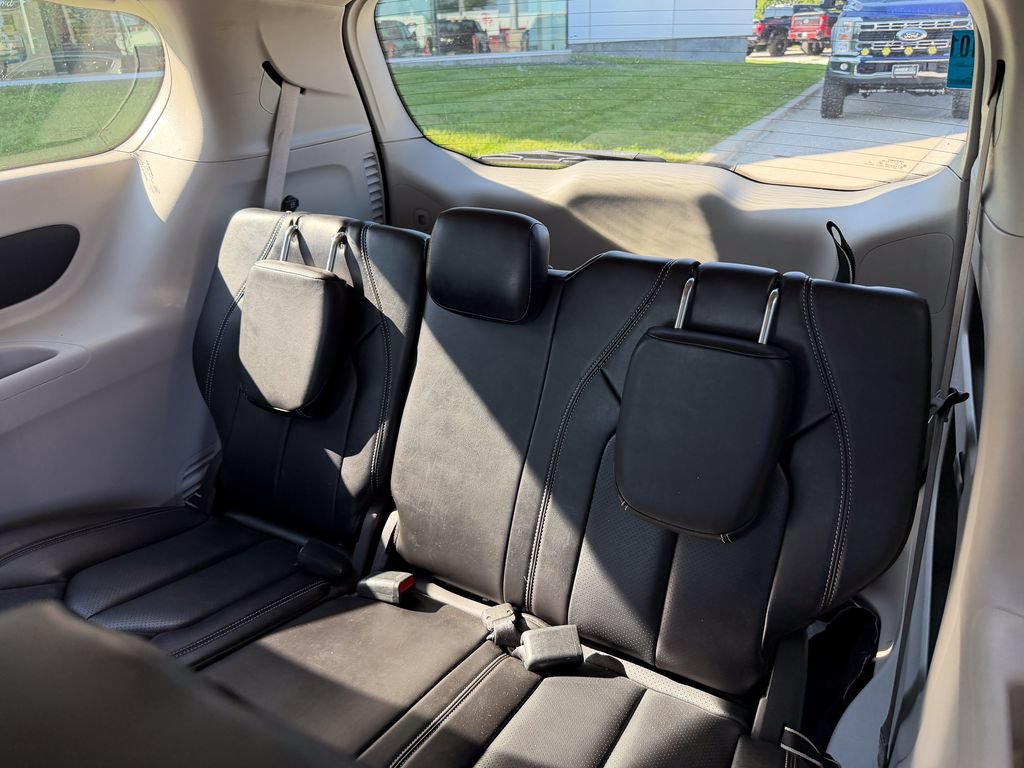 Used 2023 Chrysler Pacifica Touring-L FWD image 14