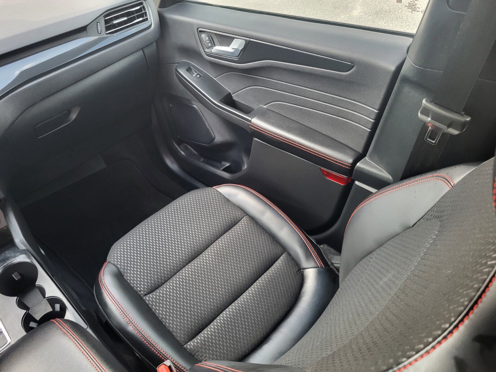 Certified 2025 Ford Escape ST-Line w/ Tech Pack #1 image 17