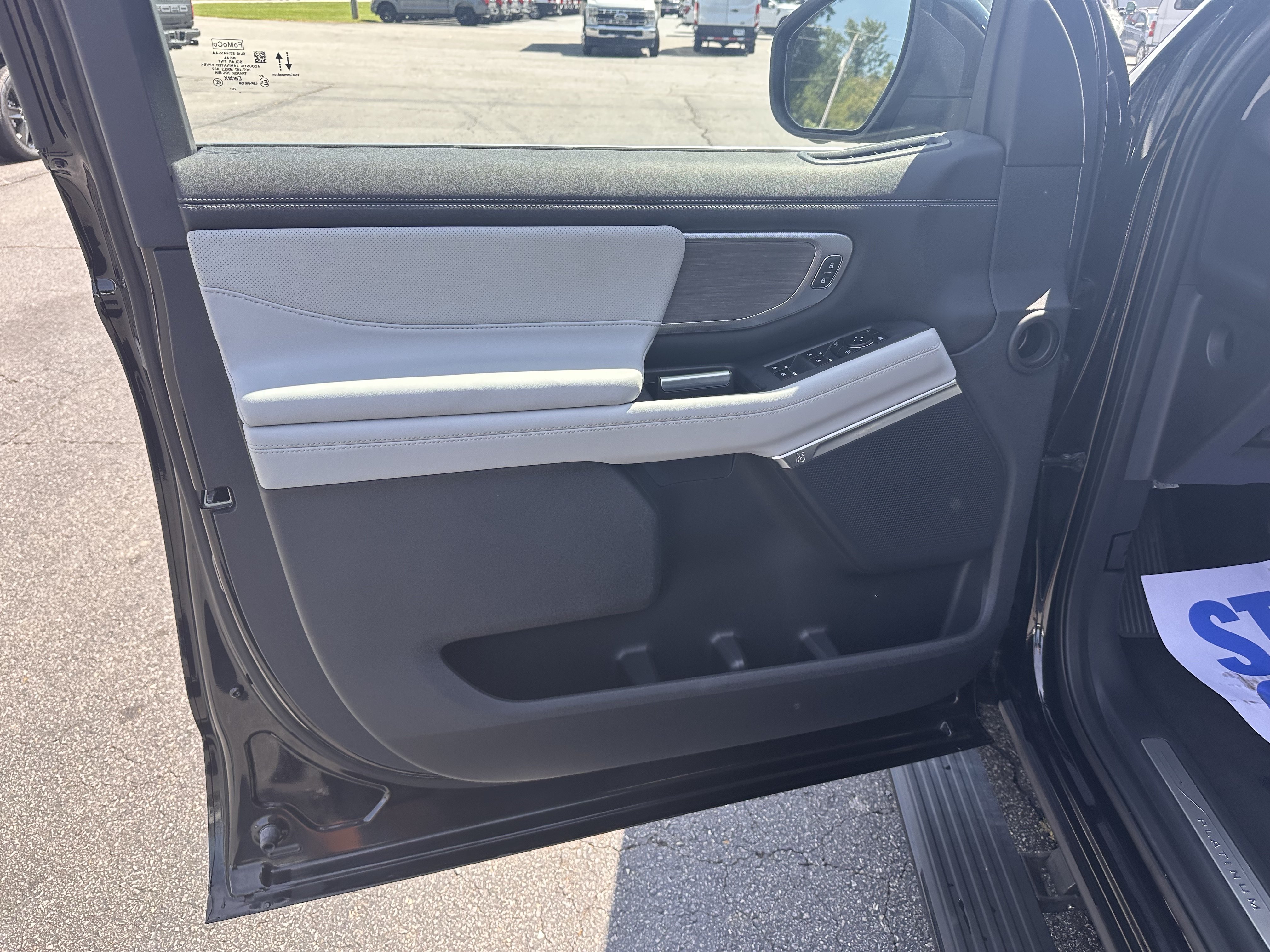 Certified 2025 Ford Expedition Platinum w/ Platinum Ultimate Package AWD/4WD image 9