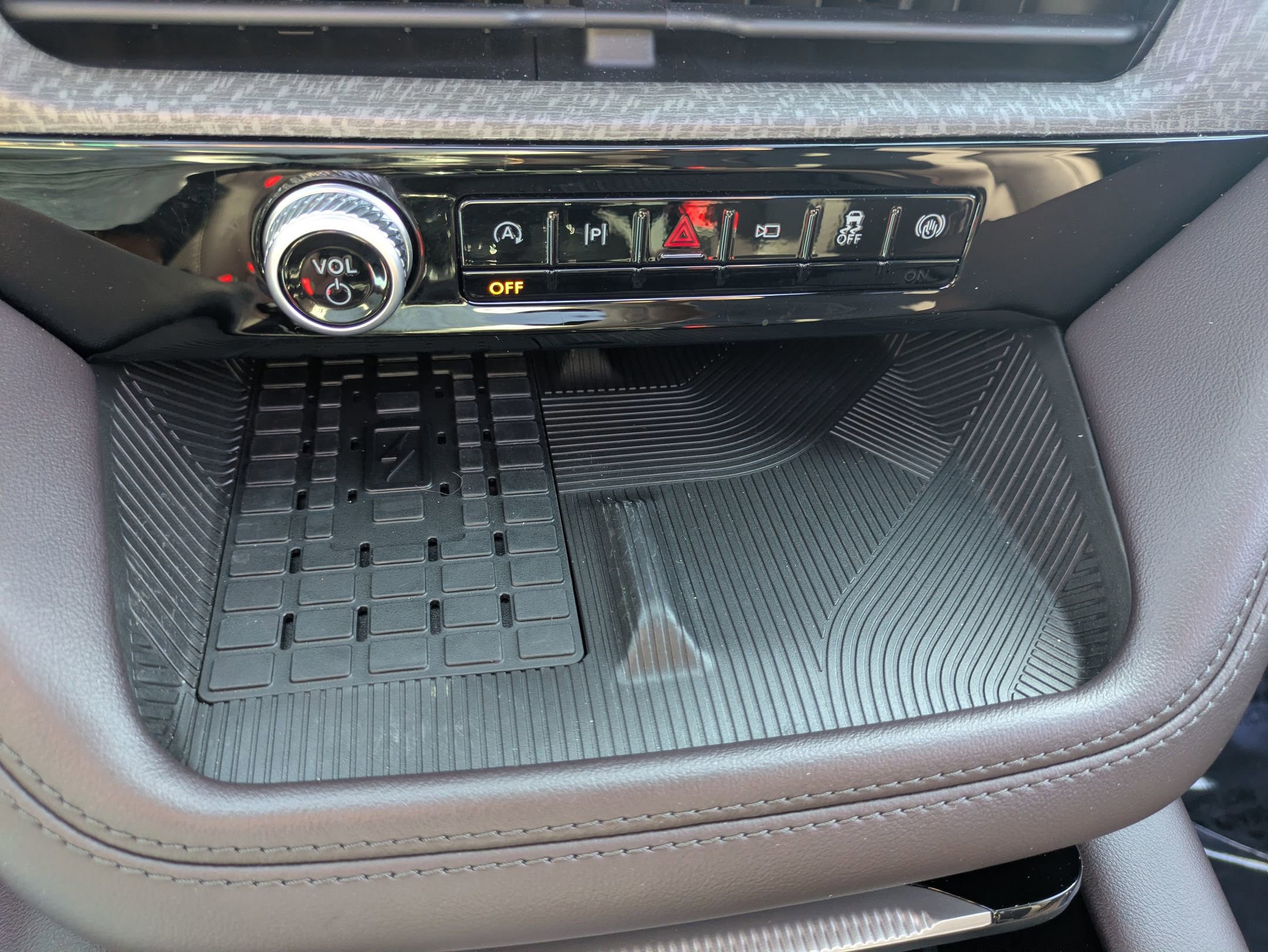 Certified 2025 Ford Explorer Platinum w/ Ultimate Package image 21