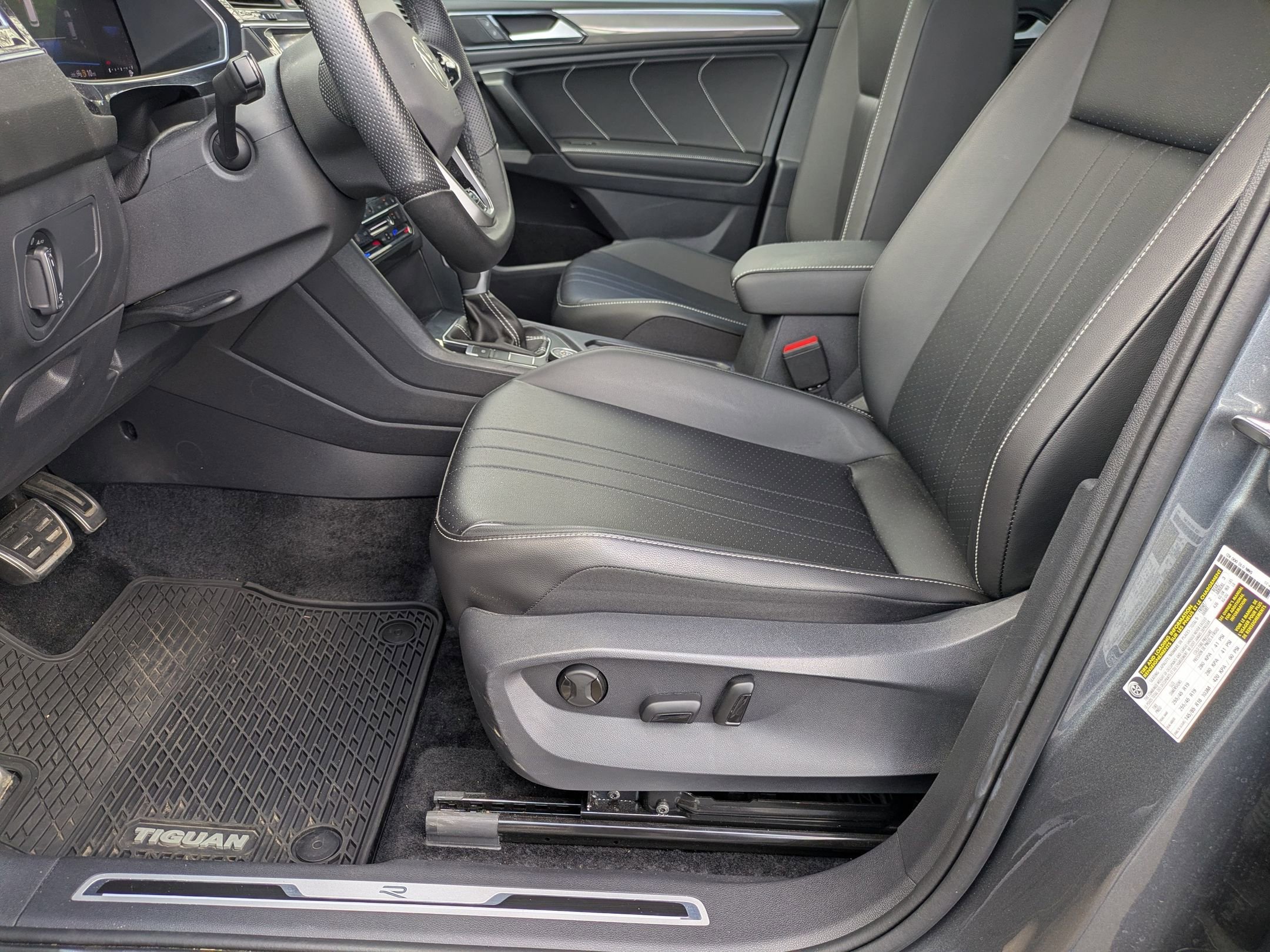 Used 2024 Volkswagen Tiguan SE R-Line image 12