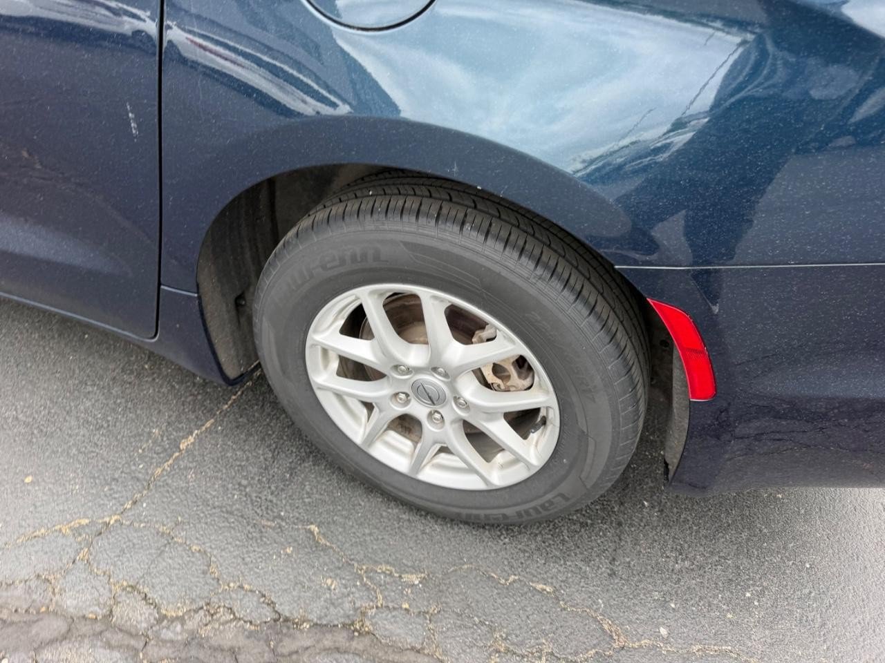 Used 2024 Chrysler Pacifica Touring-L FWD image 7