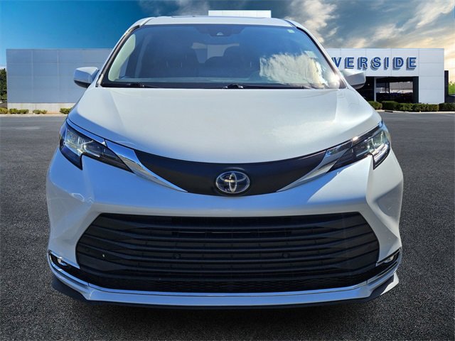 Used 2023 Toyota Sienna XLE image 2