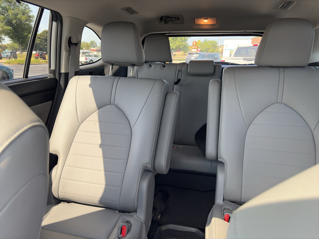 Used 2024 Toyota Highlander XLE FWD image 12