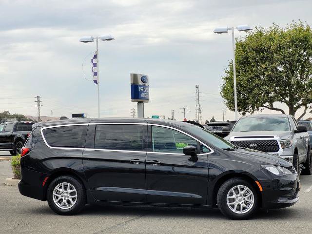 Used 2021 Chrysler Voyager LX FWD image 3