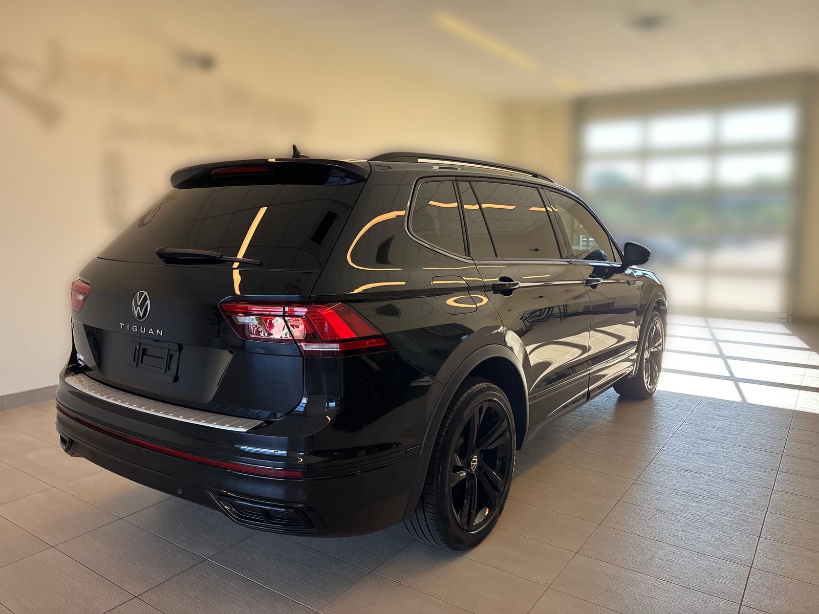 Used 2024 Volkswagen Tiguan SE R-Line FWD image 3