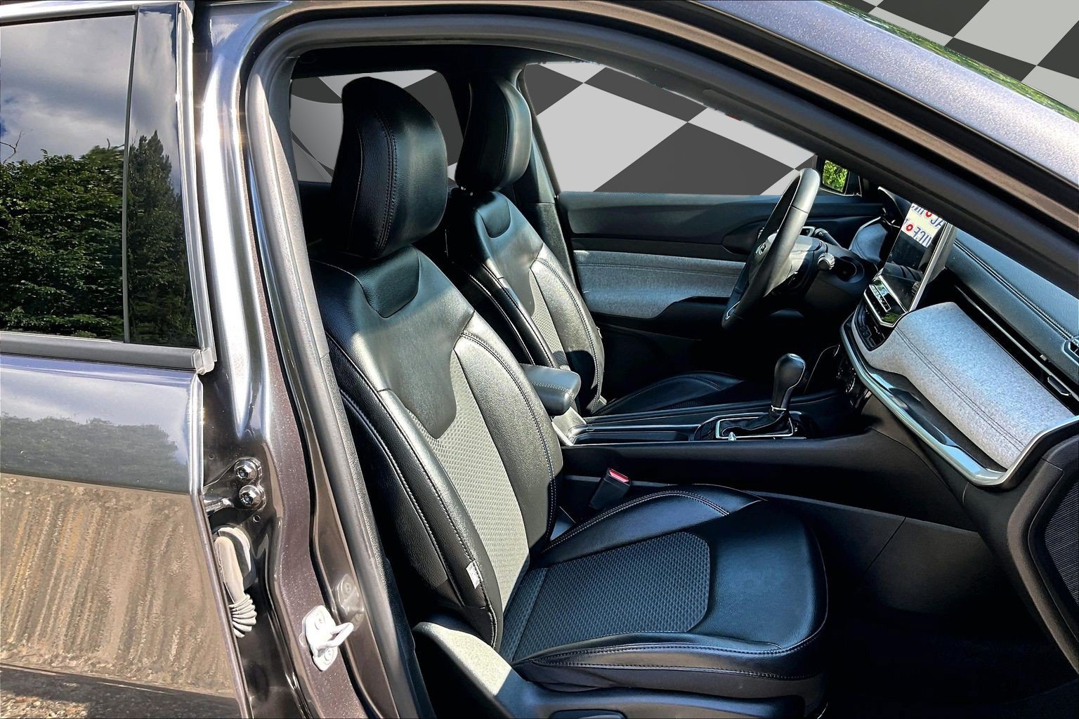 Used 2023 Jeep Compass Latitude AWD/4WD image 7