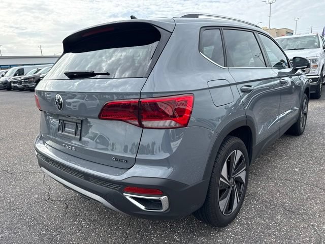 Used 2024 Volkswagen Taos SE w/ Panoramic Sunroof Package AWD/4WD image 5