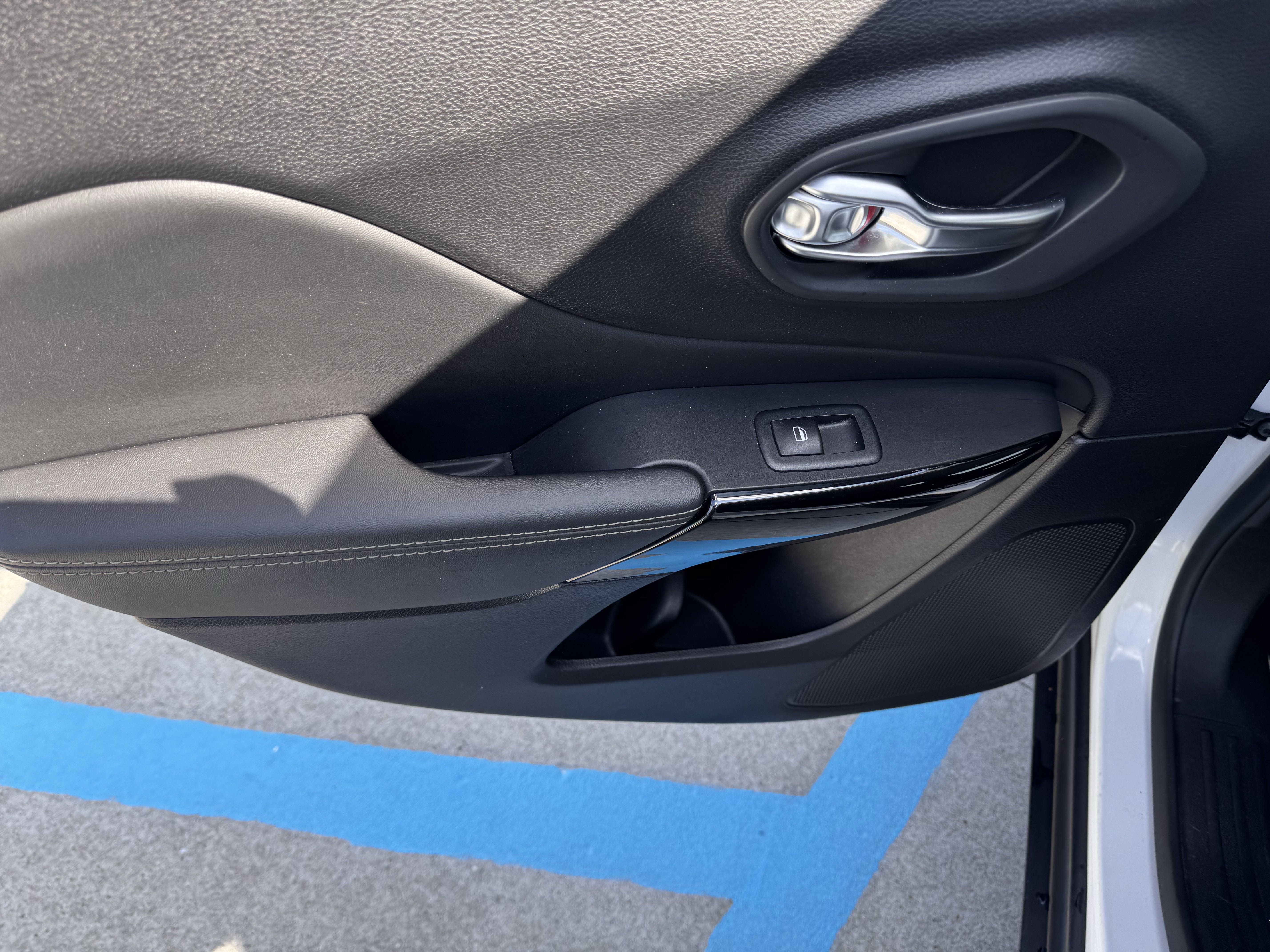 Used 2023 Jeep Cherokee Altitude Lux image 34