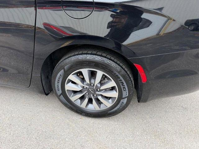 Used 2024 Chrysler Pacifica SELECT image 9