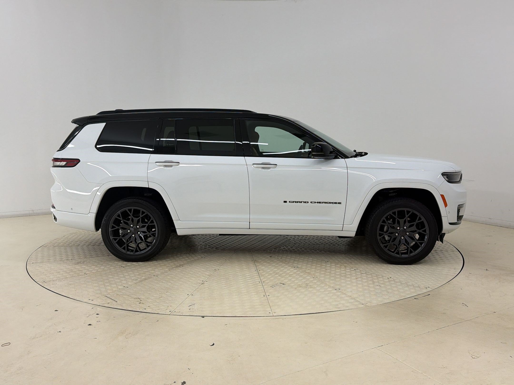 Used 2025 Jeep Grand Cherokee L Summit AWD/4WD image 8