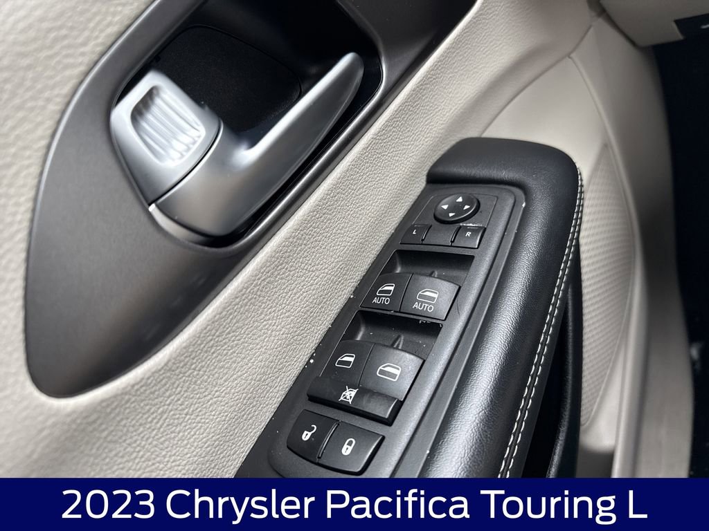 Used 2023 Chrysler Pacifica Touring-L image 27