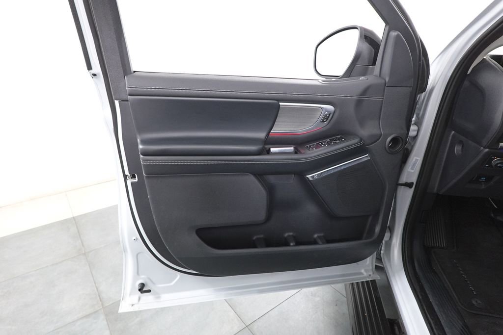 Certified 2025 Ford Expedition Platinum image 8