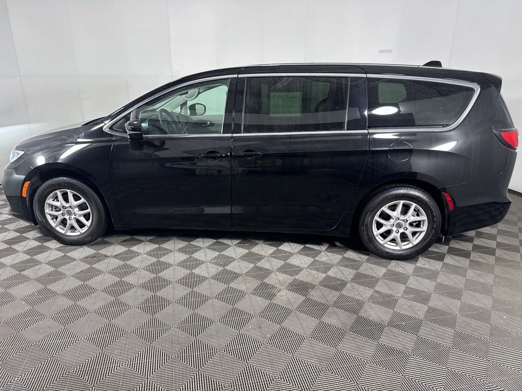 Used 2024 Chrysler Pacifica Touring-L image 2