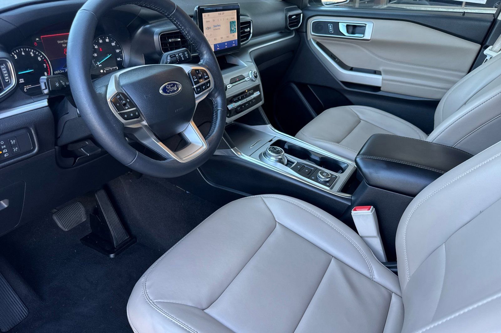 Certified 2022 Ford Explorer XLT w/ Equipment Group 202A image 13