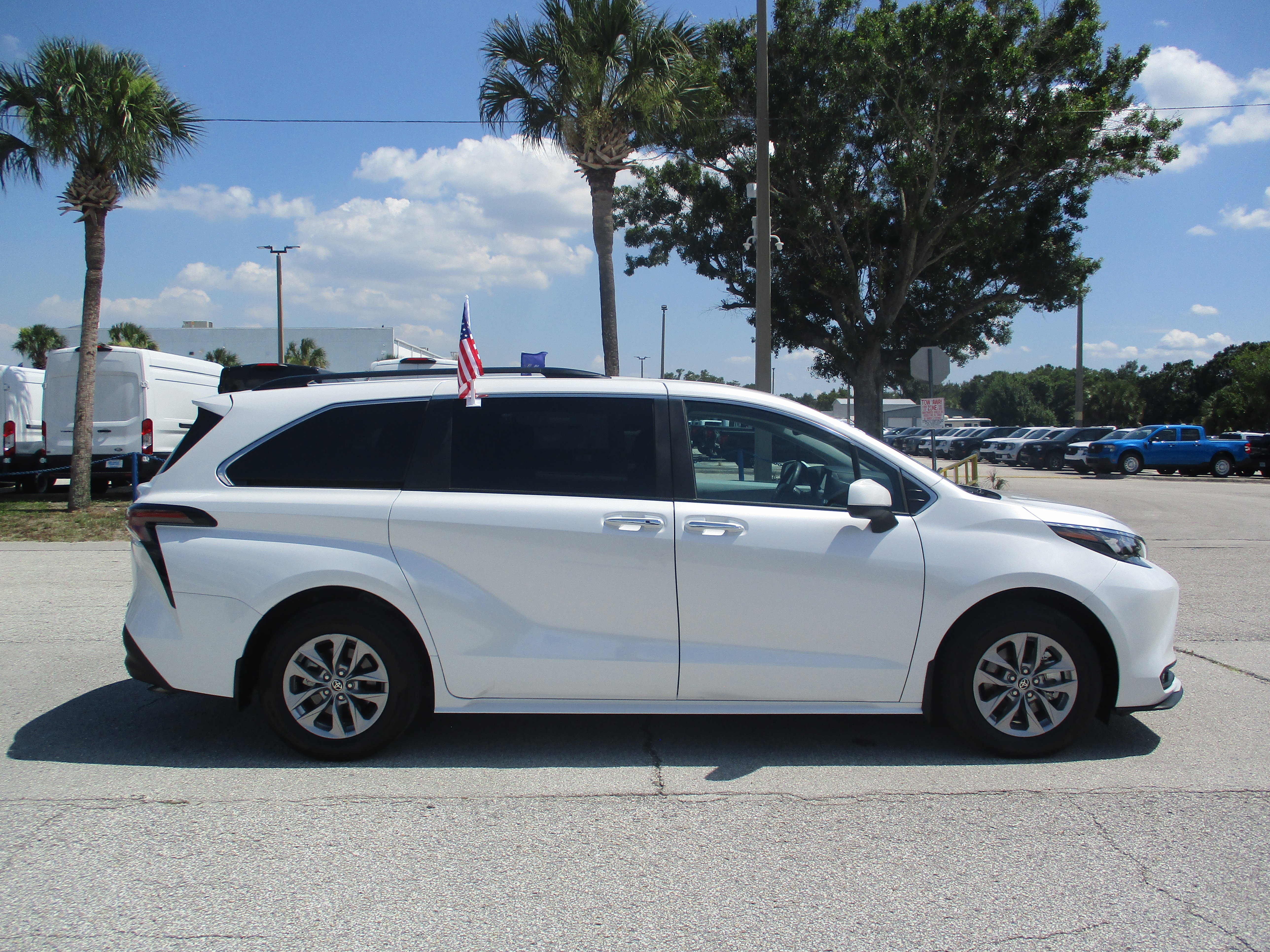 Used 2025 Toyota Sienna XLE FWD image 8