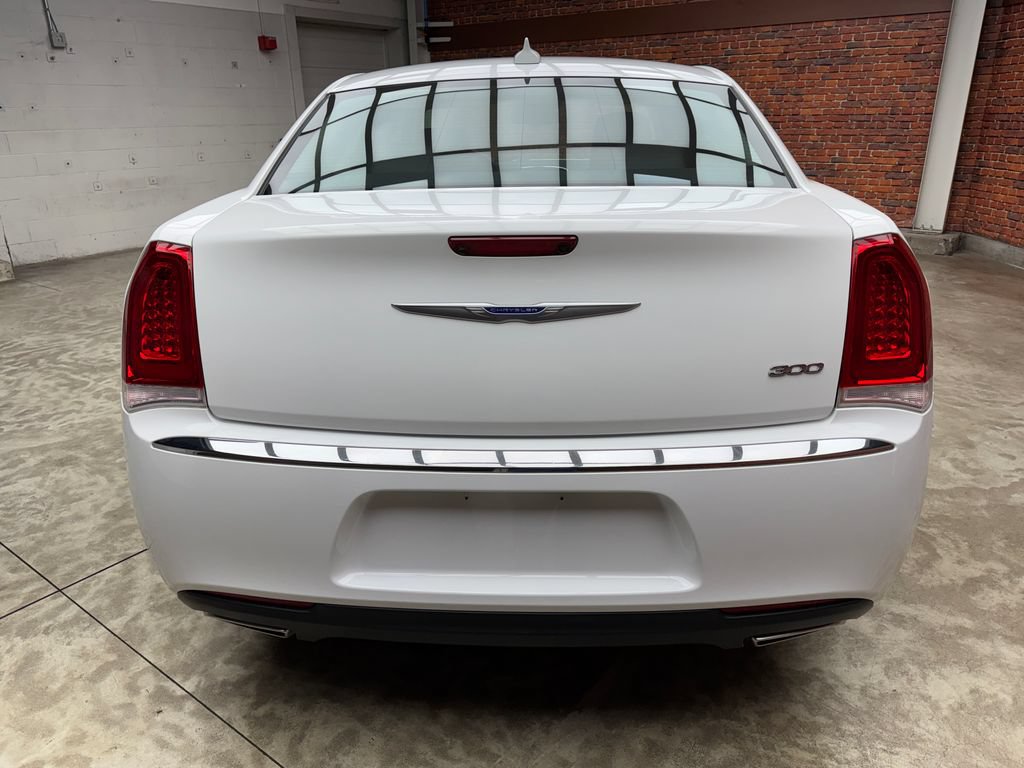 Used 2019 Chrysler 300 Limited RWD image 4
