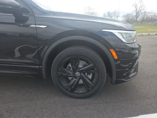 Used 2023 Volkswagen Tiguan SE R-Line AWD/4WD image 7
