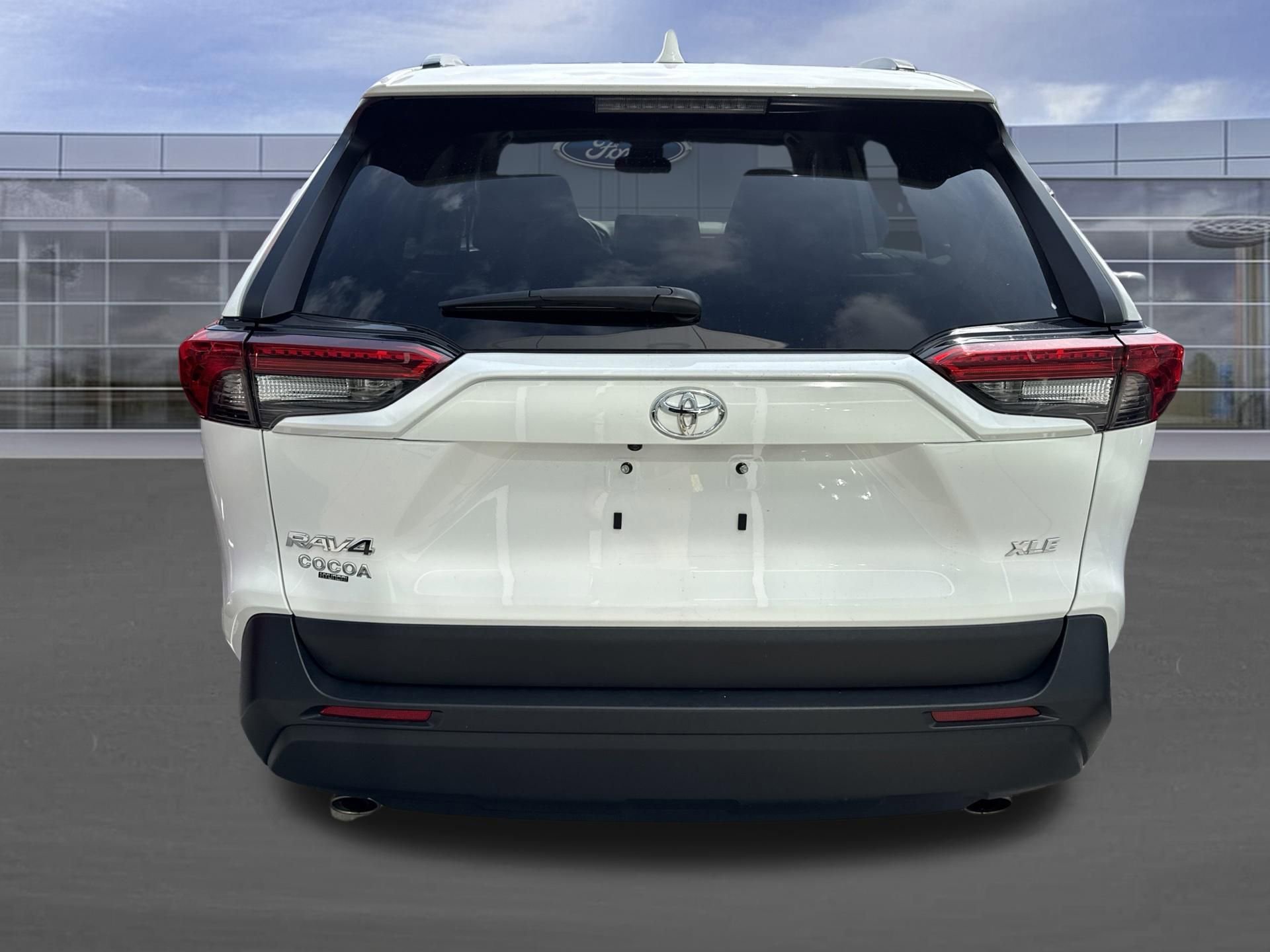 Used 2024 Toyota RAV4 XLE w/ Convenience Package FWD image 4