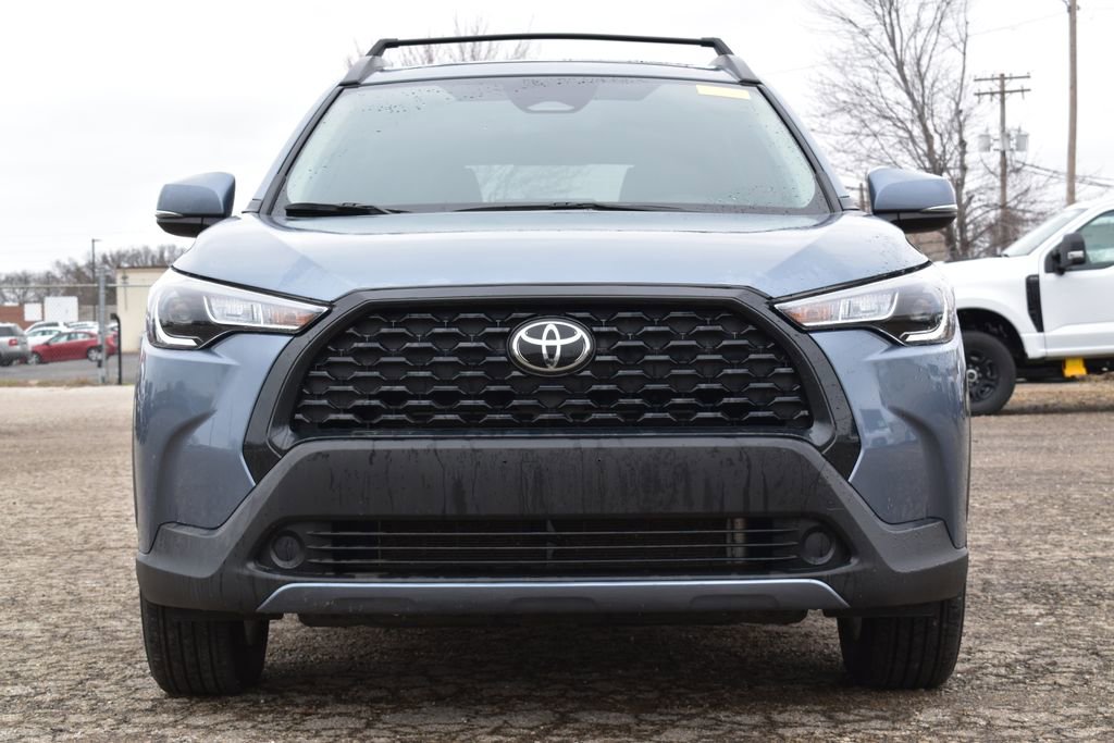 Used 2024 Toyota Corolla Cross LE w/ Moonroof Package image 2