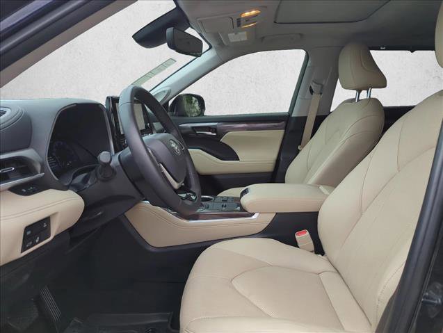 Used 2024 Toyota Highlander Limited image 17