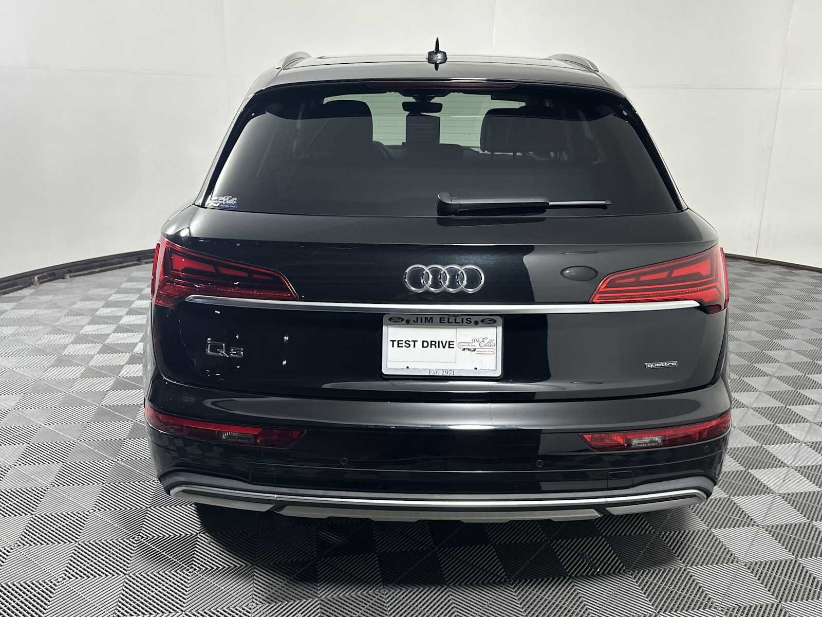 Used 2023 Audi Q5 2.0T Premium w/ Convenience Package image 4