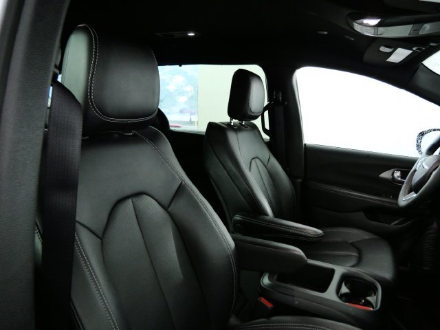 Used 2025 Chrysler Pacifica Select FWD image 11