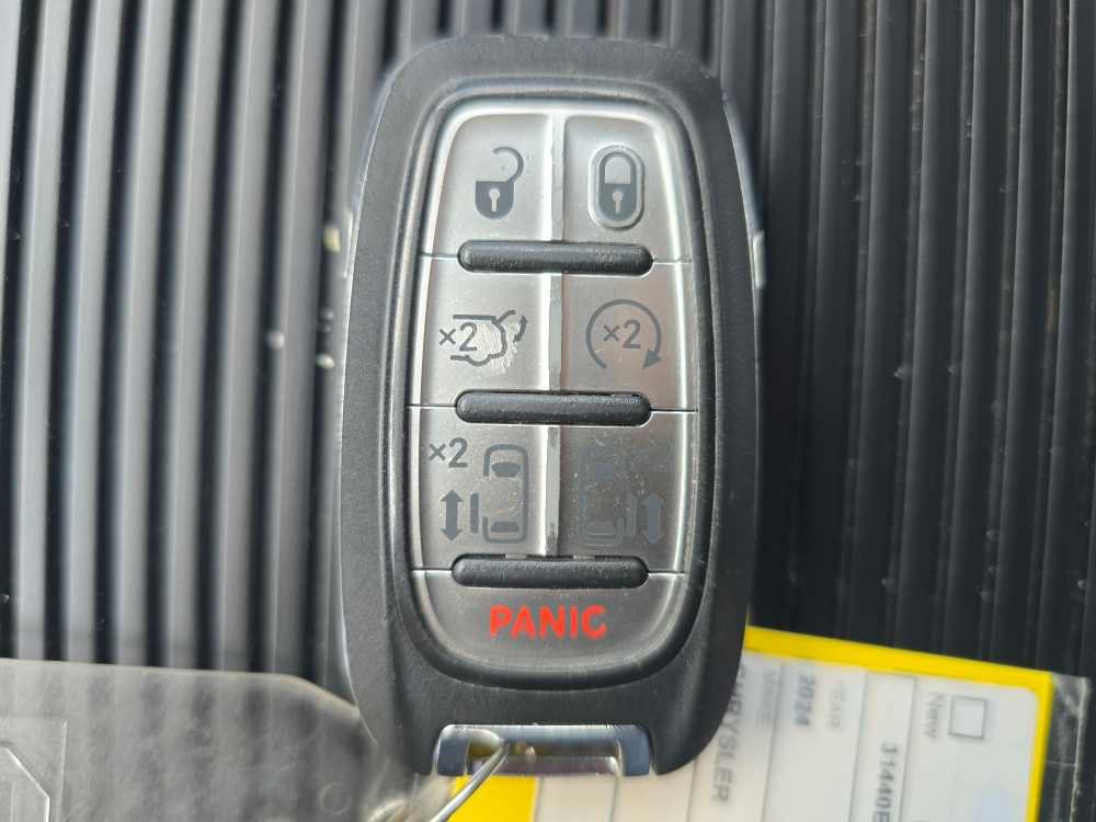 Used 2024 Chrysler Pacifica Touring-L FWD image 22