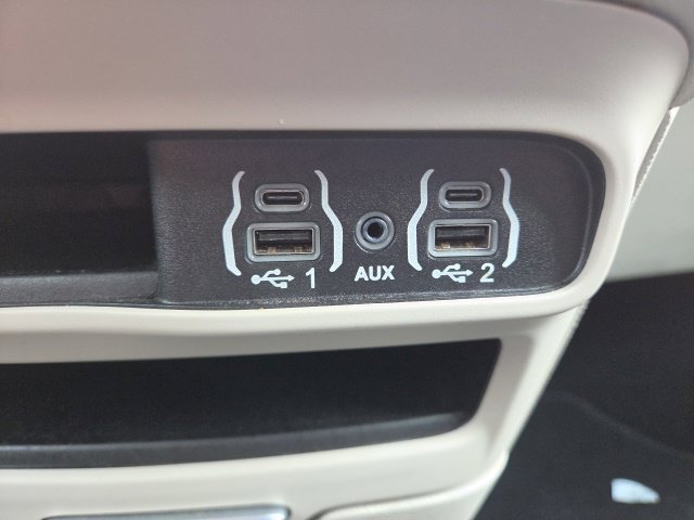 Used 2023 Chrysler Pacifica Touring-L FWD image 33