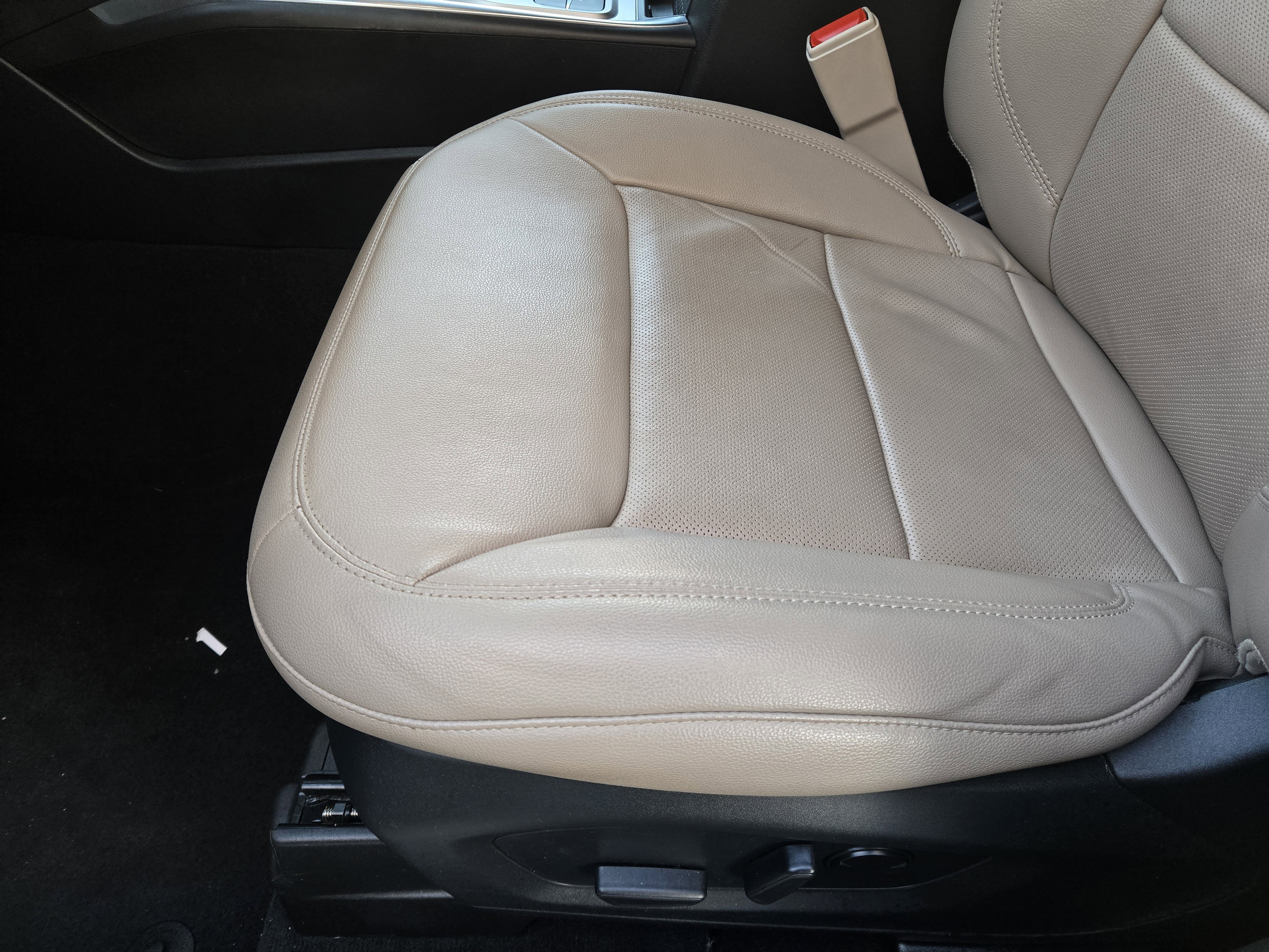 Certified 2022 Ford Explorer Limited w/ Equipment Group 301A image 17