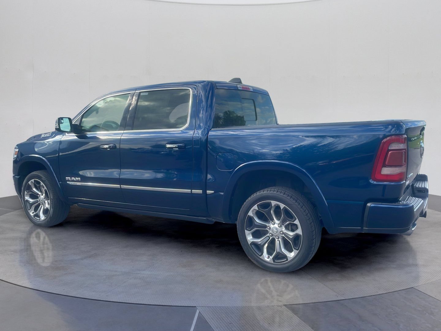 Used 2022 RAM 1500 Limited w/ Body-Colour Bumper Group AWD/4WD image 3
