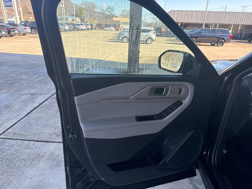 Certified 2025 Ford Explorer Active w/ Active Comfort Package image 16