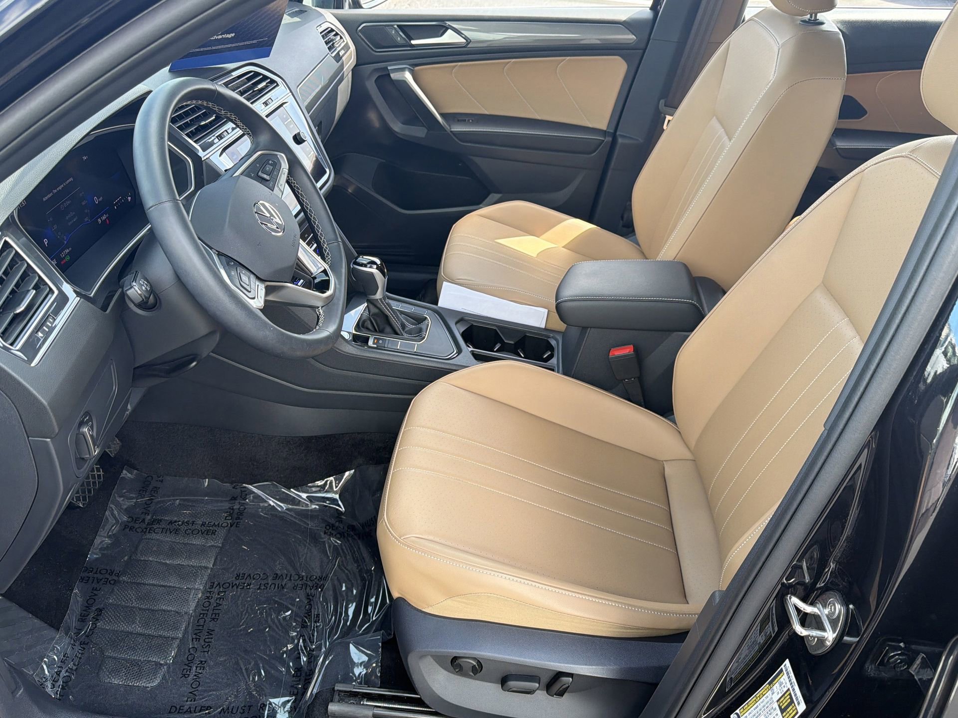 Used 2024 Volkswagen Tiguan SE w/ Panoramic Sunroof Package image 19