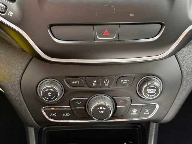 Used 2019 Jeep Cherokee Latitude w/ Popular Appearance Group FWD image 11