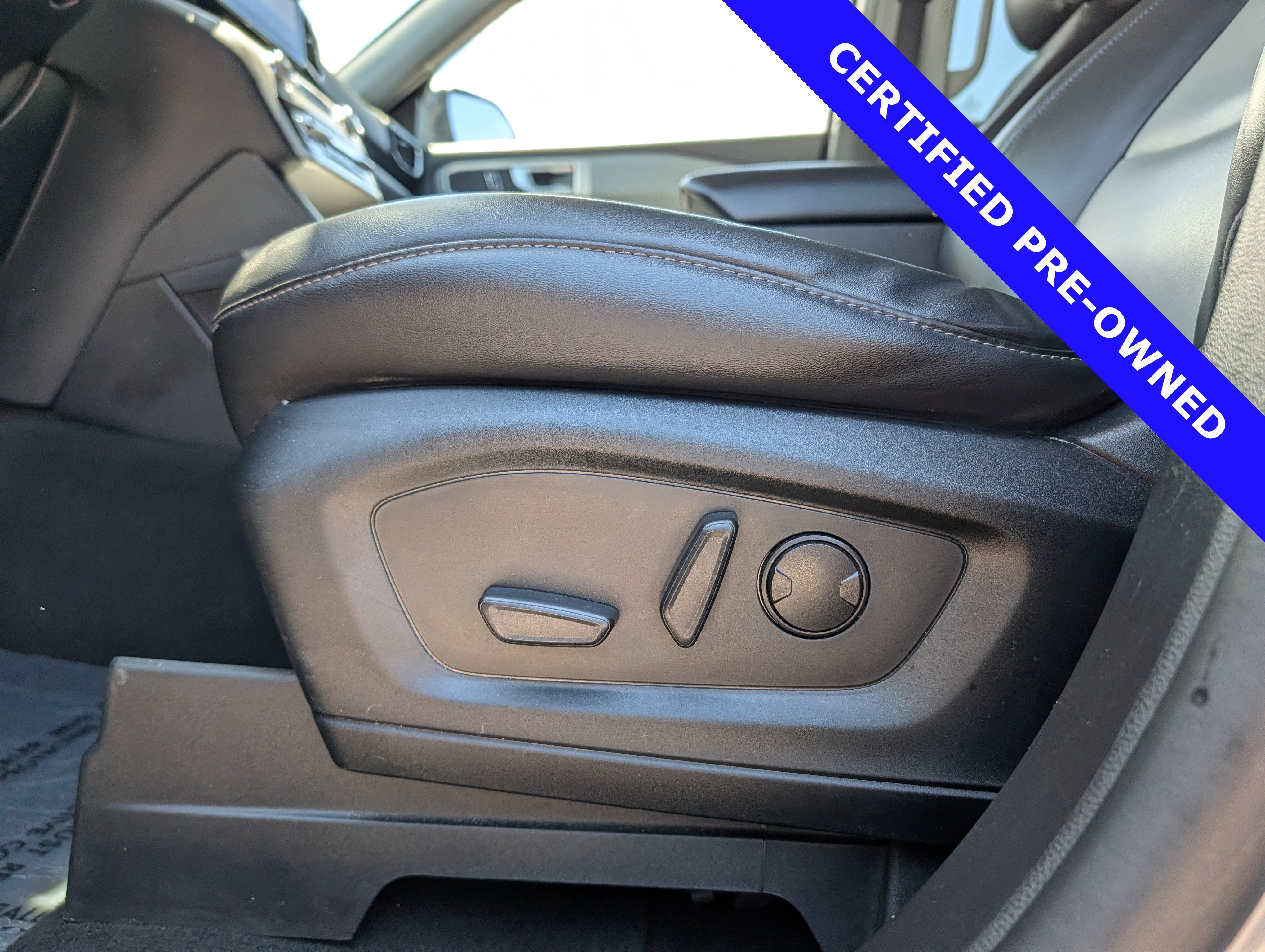 Certified 2022 Ford Explorer XLT w/ Equipment Group 202A AWD/4WD image 27
