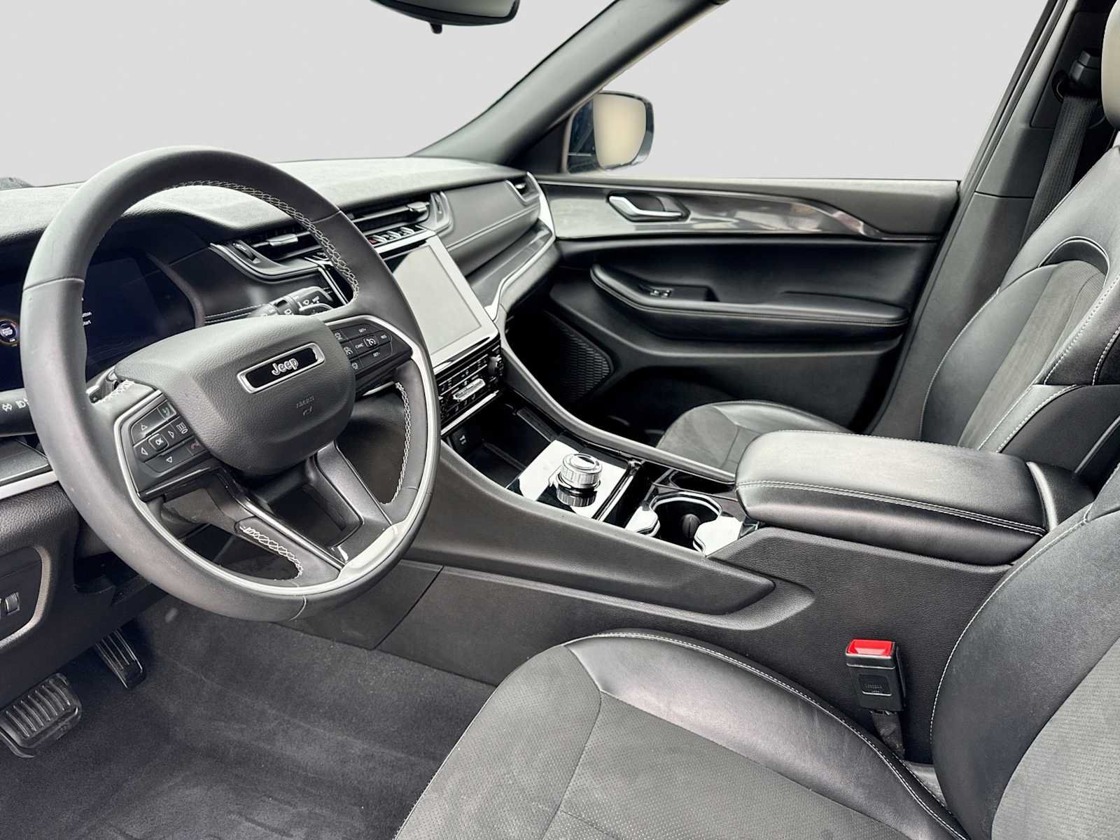 Used 2023 Jeep Grand Cherokee L Laredo AWD/4WD image 2