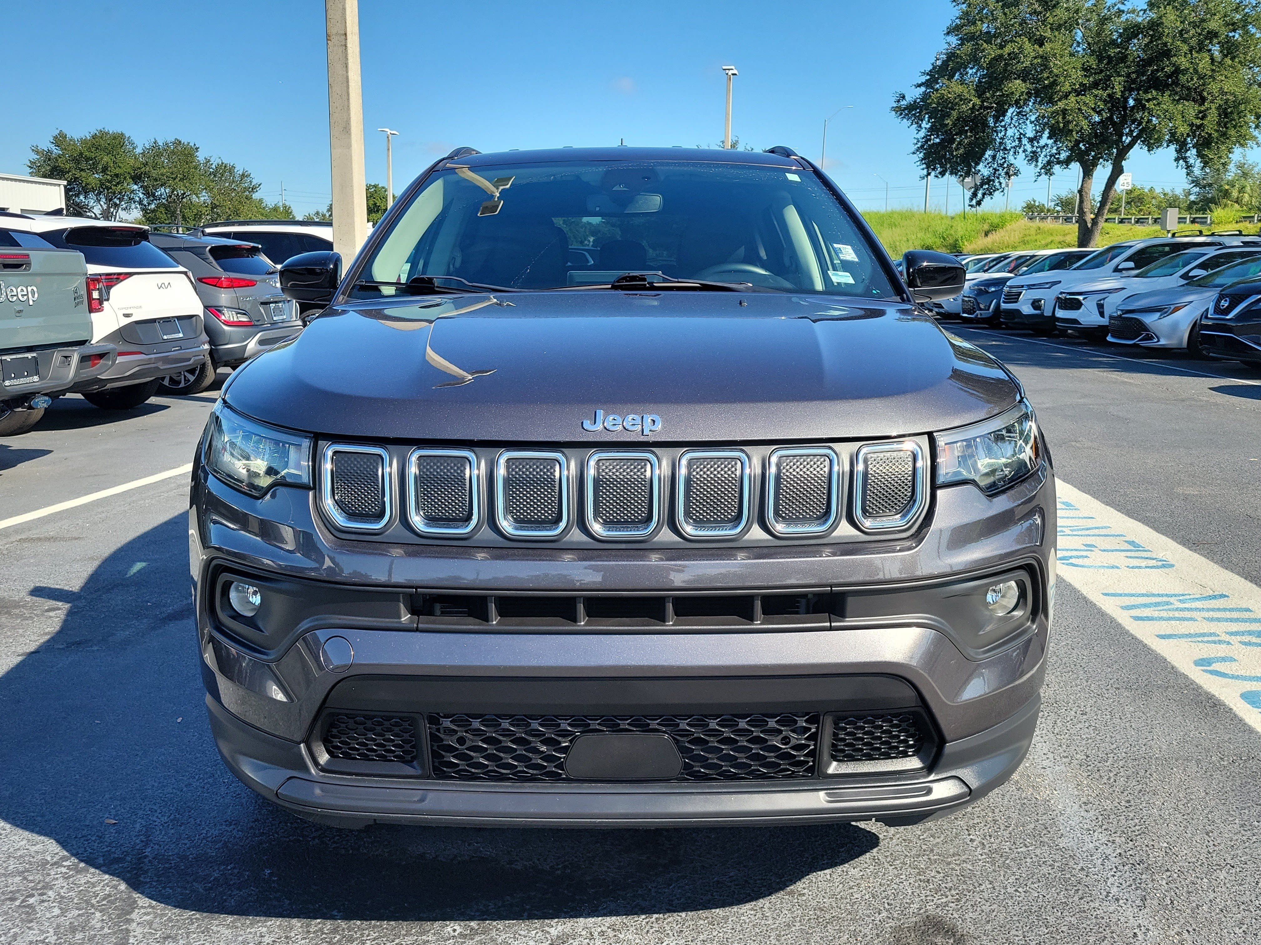 Used 2022 Jeep Compass Latitude w/ Convenience Group AWD/4WD image 2