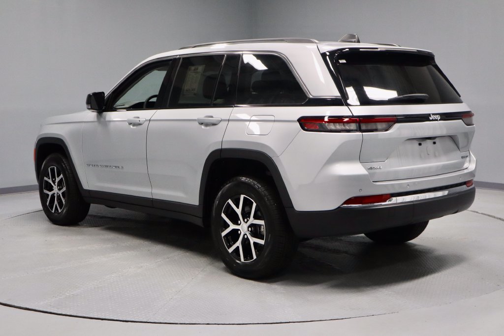 Used 2024 Jeep Grand Cherokee Limited w/ Trailer Tow Package AWD/4WD image 9