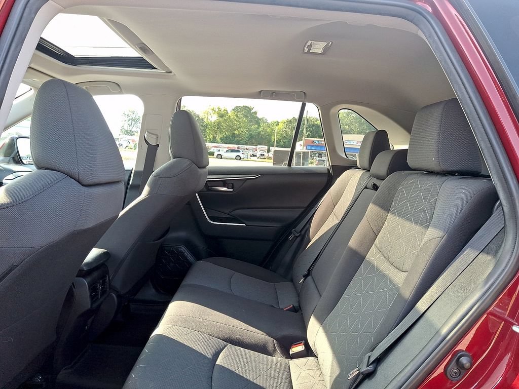 Used 2021 Toyota RAV4 XLE w/ Convenience Package FWD image 8