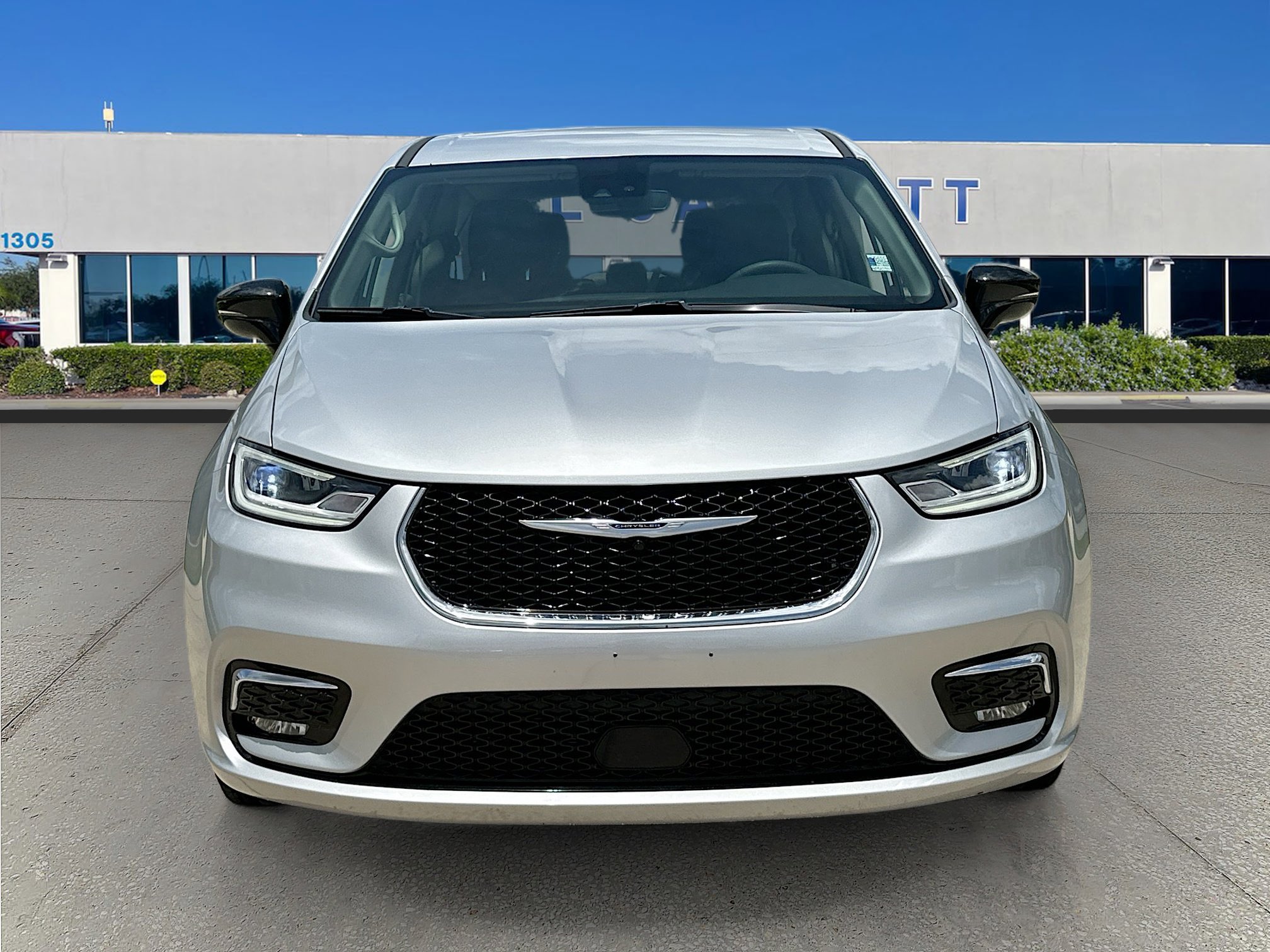 Used 2024 Chrysler Pacifica Touring-L FWD image 2