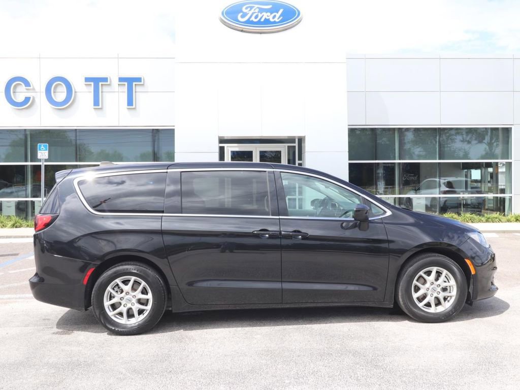 Used 2023 Chrysler Voyager LX FWD image 6